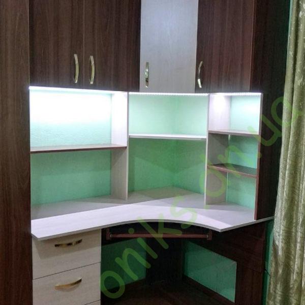 Купить угловой компьютерный стол с открытыми полками и верхними шкафчиками в Донецке