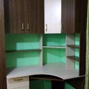 Угловой компьютерный стол с открытыми полками и верхними шкафчиками Донецк
