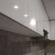 Купить кухню угловую с белыми глянцевыми фасадами в Донецке