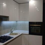 Купить кухню угловую с белыми глянцевыми фасадами в Донецке