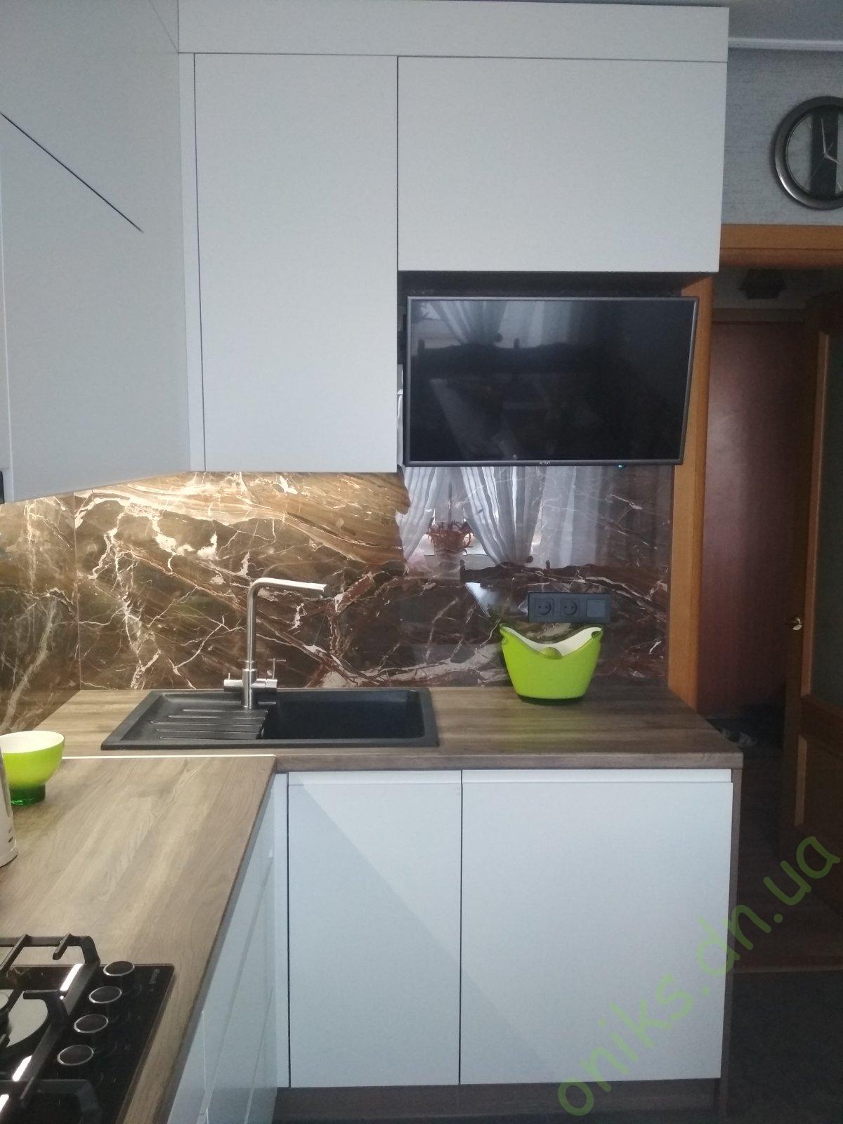 Купить кухню угловую с пеналом под духовой шкаф в Донецке