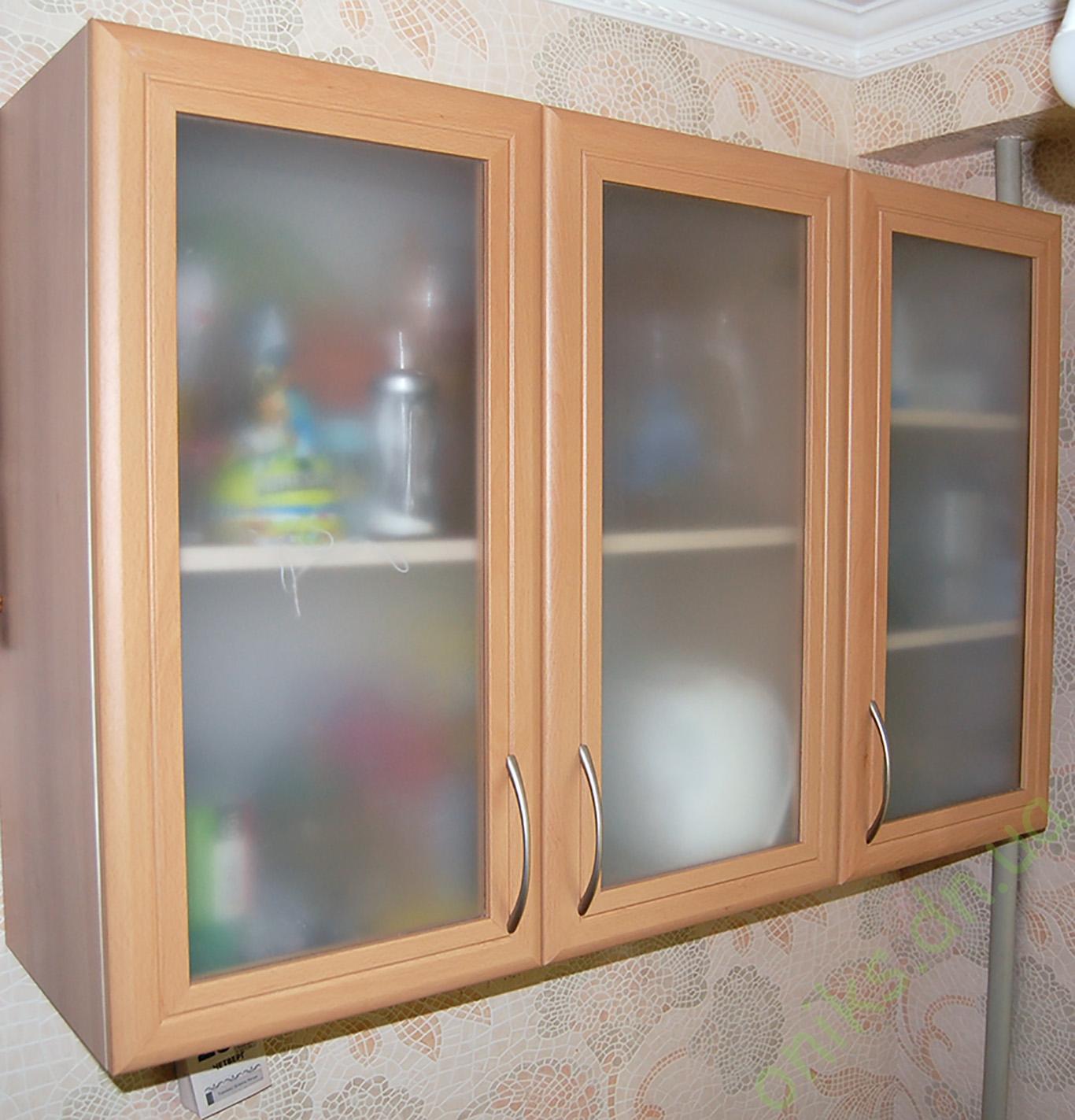 Купить кухонные шкафы бу. Кухонные навесные шкафы с матовым стеклом. Шкаф навесной для кухни со стеклом матовым. Кухонный трехдверный шкаф. Кухонный модуль навесной со стеклом.