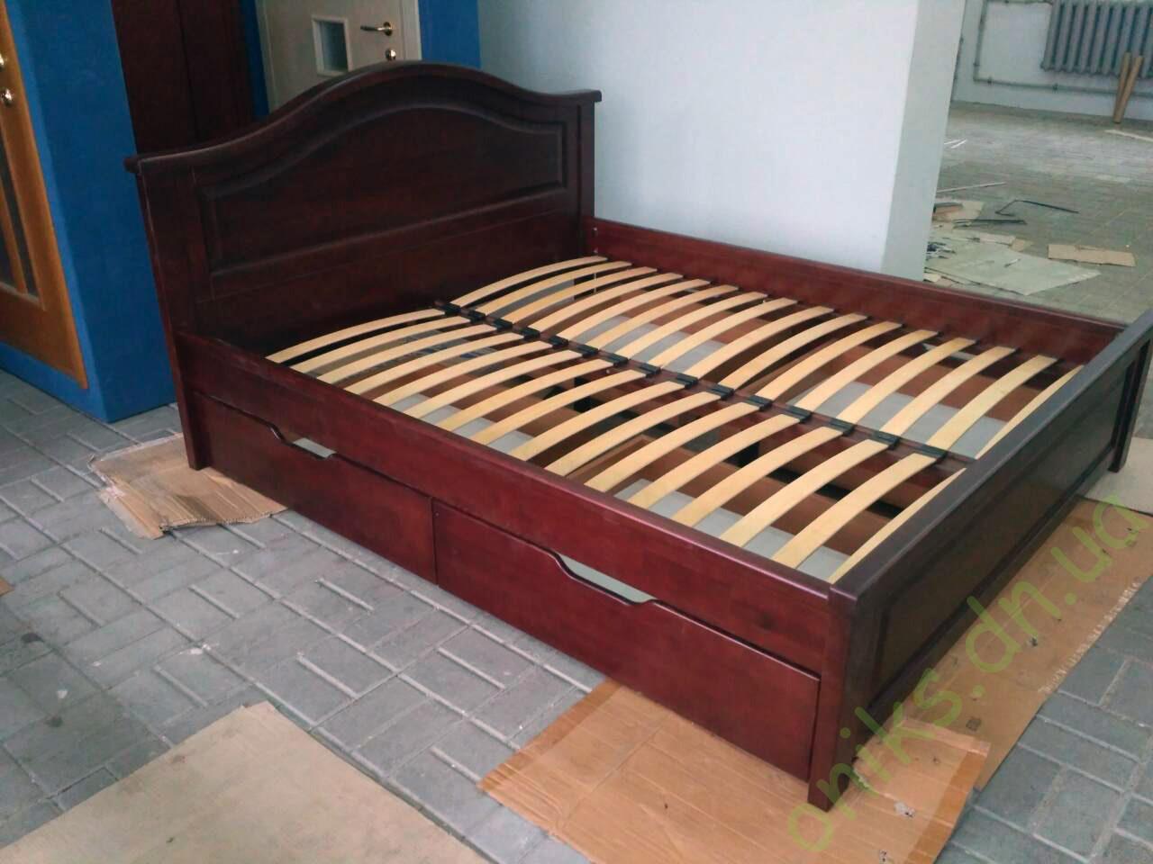 Кровать из натурального дерева с ящиками